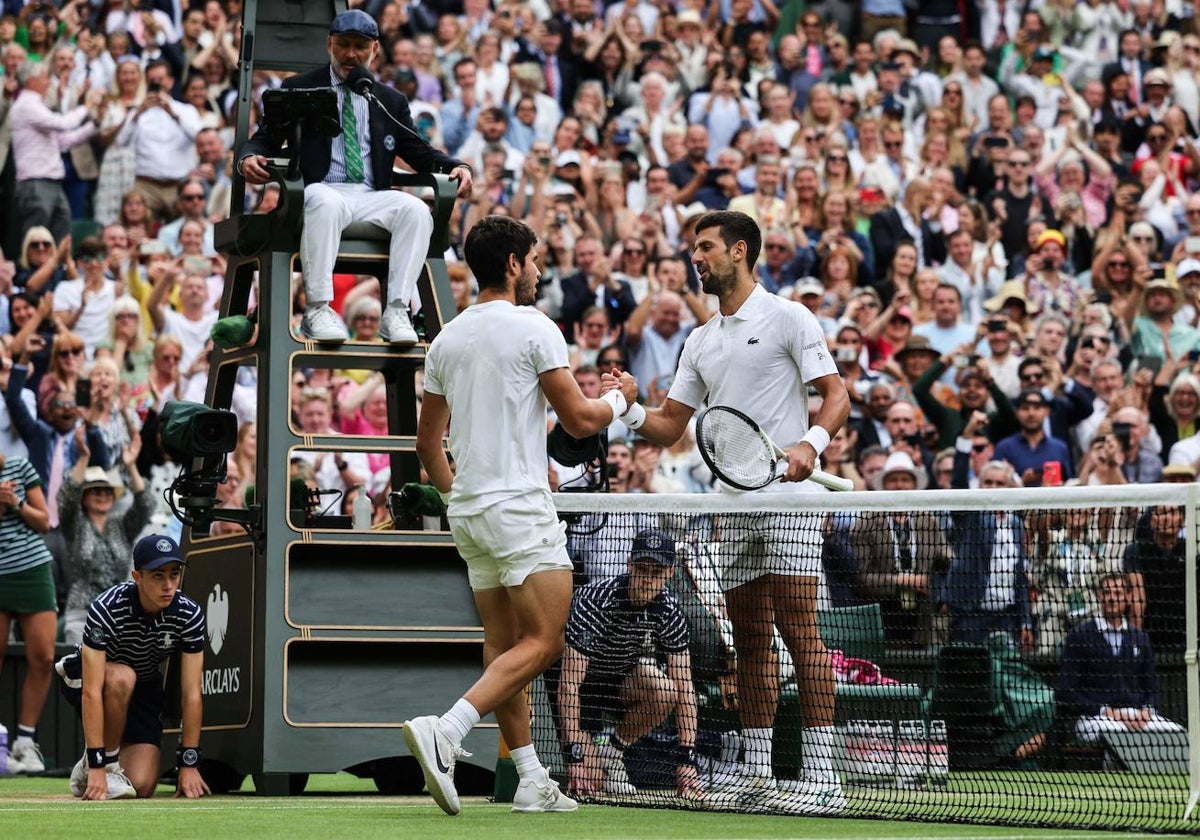 Alcaraz y Djokovic, se saludan tras la final de Wimbledon.