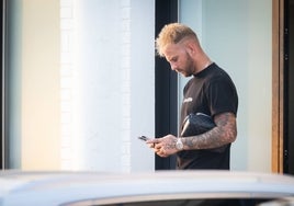 Uros Racic, saliendo de la Ciudad Deportiva.