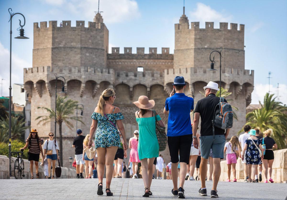 Turistas ante las Torres de Serranos.