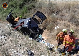 Momento en que los efectivos de bomberos excarcelan al conductor.