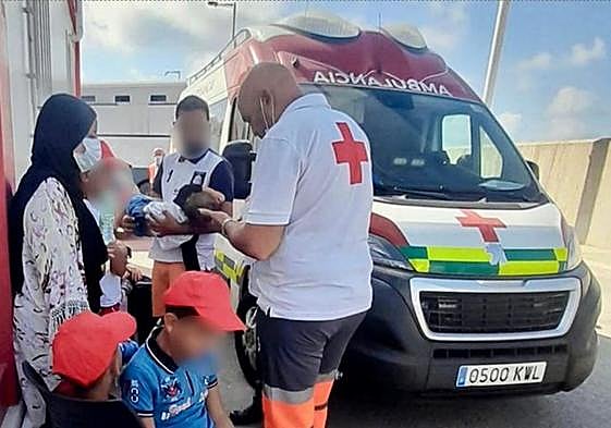 Voluntarios de Cruz Roja atienden a varios de los inmigrantes localizados en las pateras.