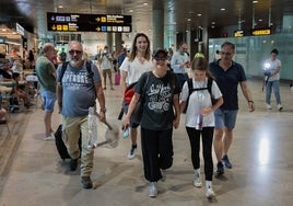 Mauro Fernández, Tina Peris y su hija Patricia, de 13 años, a su llegada Manises.