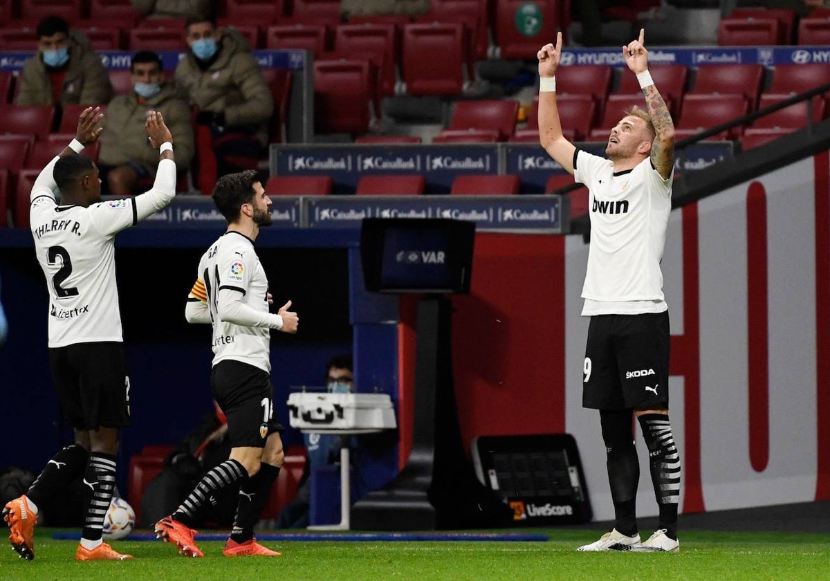 Racic celebra un gol con la camiseta del Valencia.