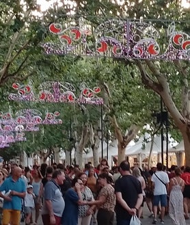 Imagen secundaria 2 - Arriba, Carlos Mazón con los miembros de la corporación municipal y la Reina de la Fira y su corte de honor; en el medio, un momento de  una de las carreras del Trofeo de Velocidad, que atrae a miles de aficionados a Xàtiva, y, sobre estas líneas, el recinto ferial que ha estado lleno desde primera hora de la mañana.