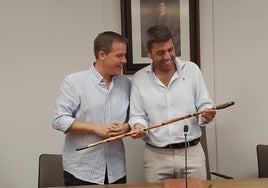 El presidente de la Generalitat recibe el tradicional 'gaiato' de Fira de manos del alcalde de Xàtiva.