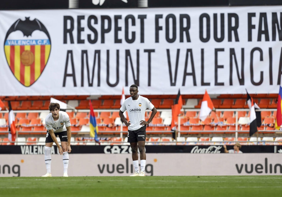 La pancarta que colocó el Valencia en el primer partido de sanción de la Grada de Animación pedía respeto para la afición.