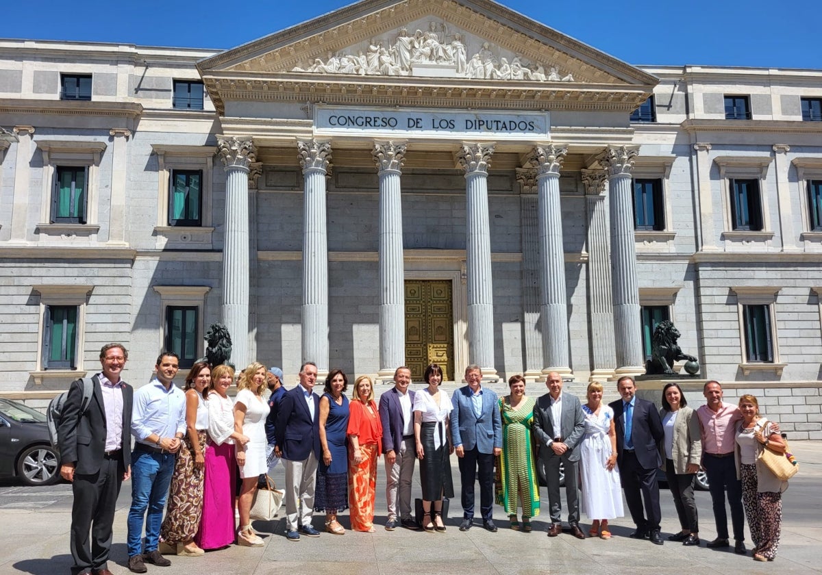 Los diputados del PSPV junto a Ximo Puig en el Congreso esta mañana.