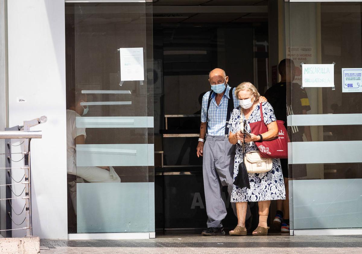 Pacientes con mascarilla en el hospital del Peset ante el repunte de casos de covid