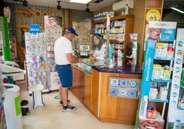 Un hombre compra medicamentos en una farmacia.