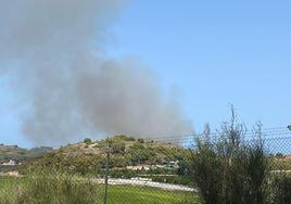 Vista de la columna de humo del incendio desde Cullera.