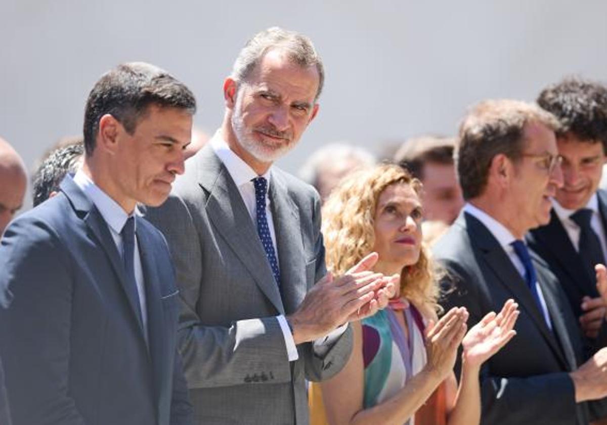 El Rey, junto a Sánchez y Feijóo en un homenaje.