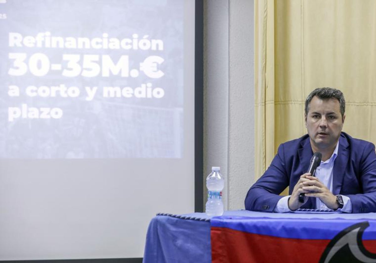 Valiente, el día que dio a conocer las líneas maestras de su propuesta en el Ateneo Marítimo.