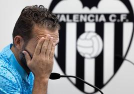 Rubén Baraja, llevándose la mano a la cara, durante la rueda de prensa previa al partido ante Las Palmas.