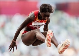 La atleta valenciana Fatima Diane durante una prueba de salto de longitud.