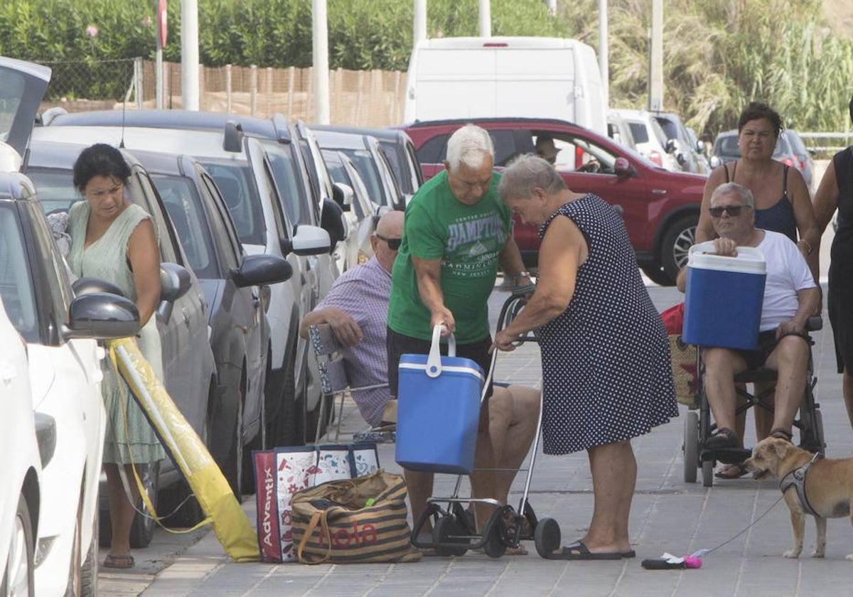 Visitantes y vecinos de Pinedo.