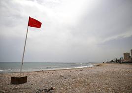 Una playa de la Comunitat Valenciana cerrada al baño en una imagen de archivo.