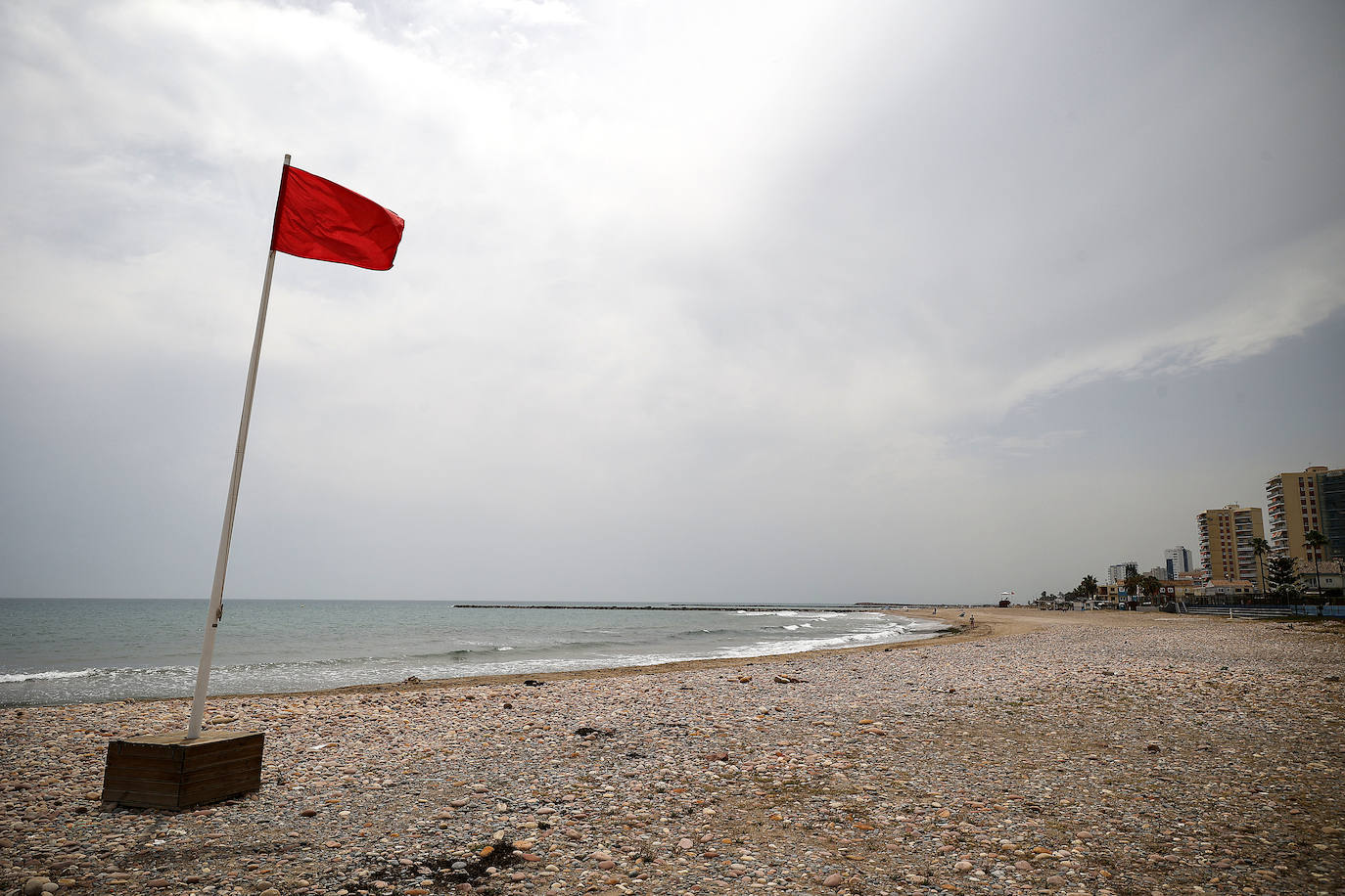 Una playa de la Comunitat Valenciana cerrada al baño en una imagen de archivo.