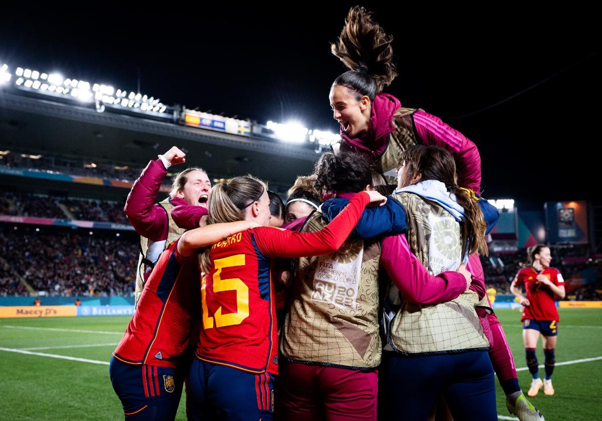 Celebración de las jugadoras tras el pase a la final.