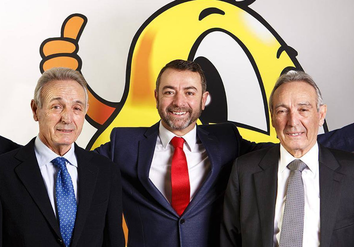 Agustín Gregori, actual CEO de la compañía (en el centro), junto a su tío Alfredo Gregori (izquierda) y su padre, Agustín Gregori (derecha).