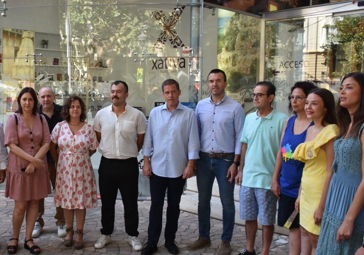 El presidente de la diputación, Vicent Mompó, ha visitado la Fira de Xàtiva.