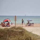 Reabren la playa de Piles, cerrada desde el viernes por la mordedura de una tintorera a un bañista