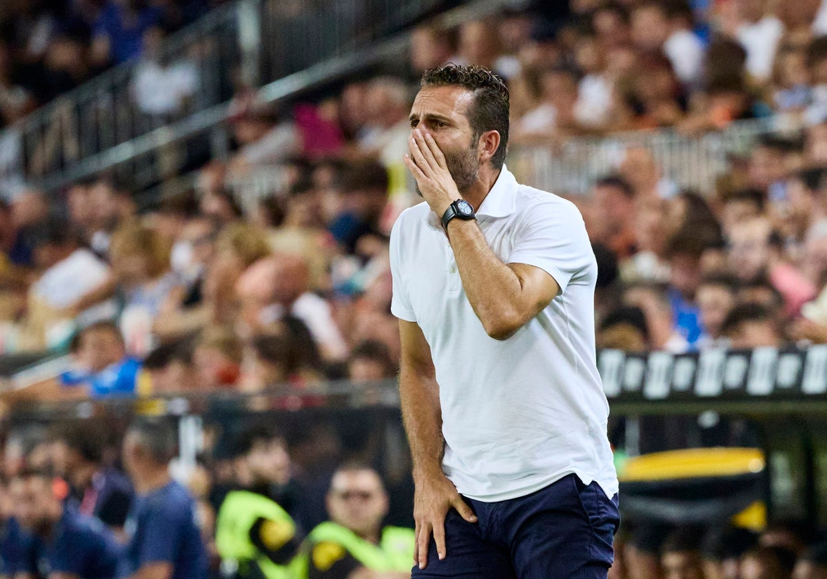 Rubén Baraja en la banda de Mestalla.