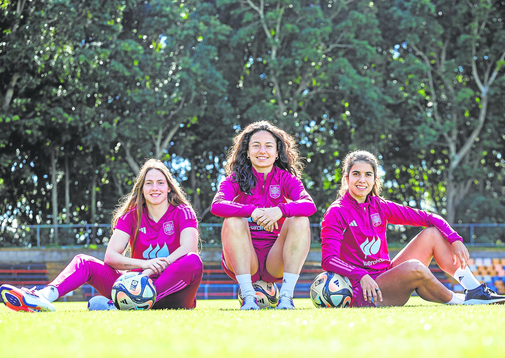 Enith Salón, Ivana Andrés y Alba Redondo, con la selección.