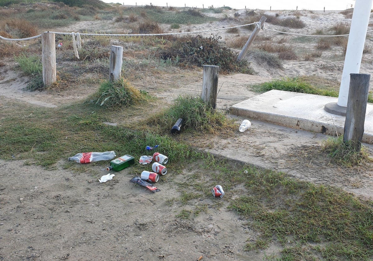 Restos del botellón organizado en el parque natural del Saler.