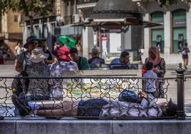 Personas descansan a la sombra en una imagen de archivo.