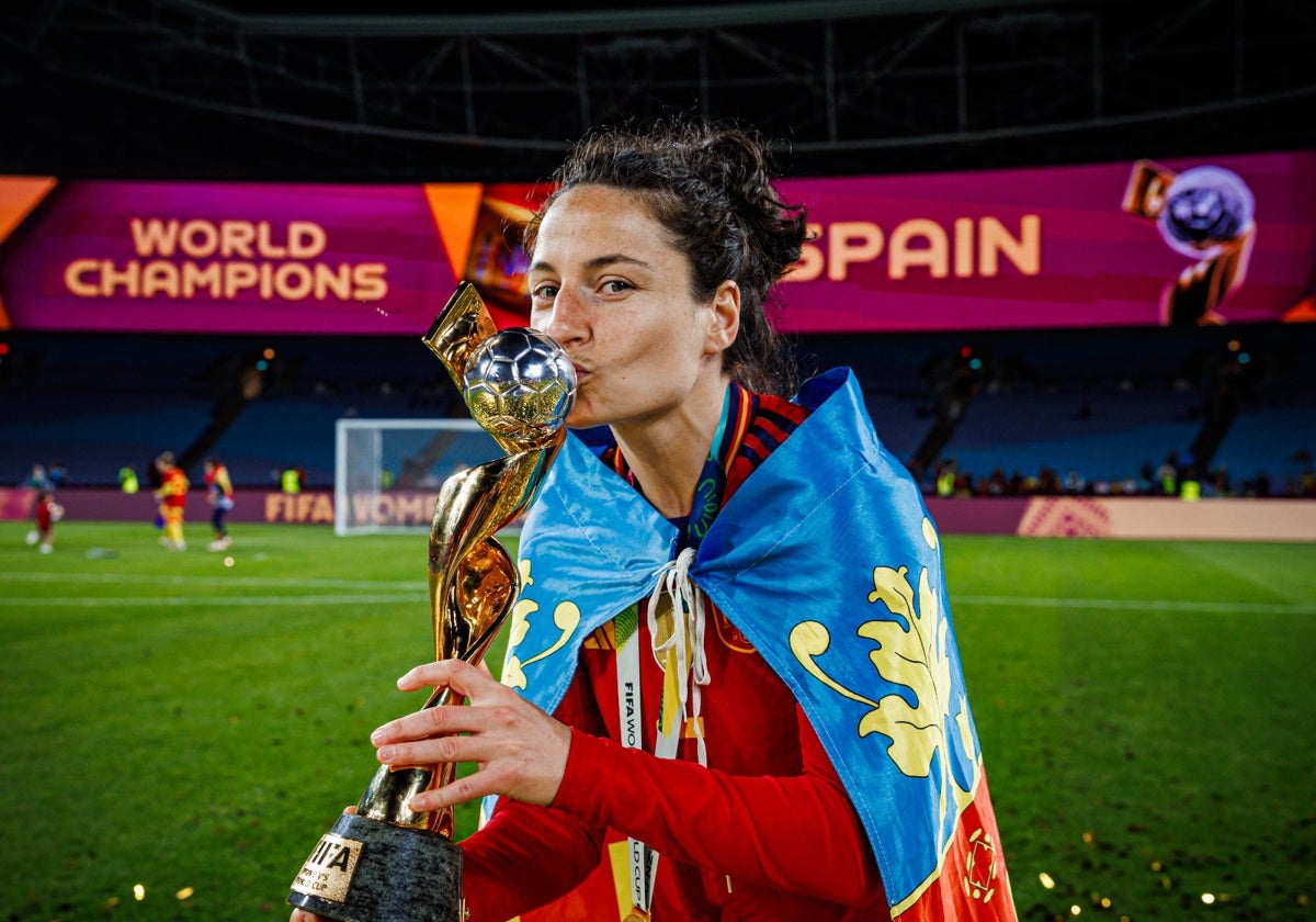 Ivana Andrés celebra el título mundial con la Senyera.