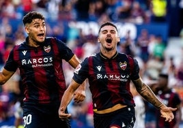 Sergio Lozano celebra el gol que marcó ante el Burgos.