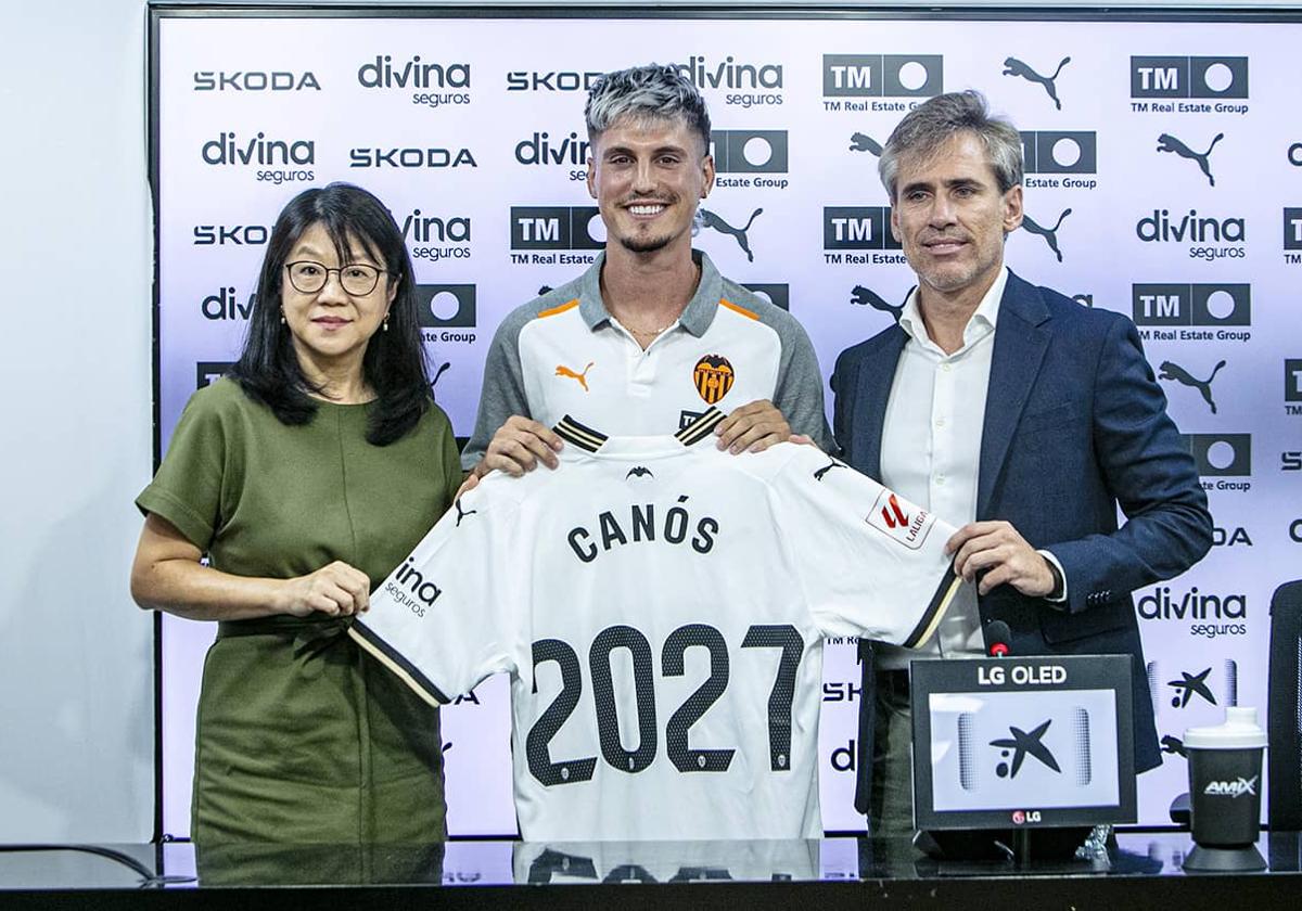 Lay Hoon, Canós y Corona, en la presentación del jugador.