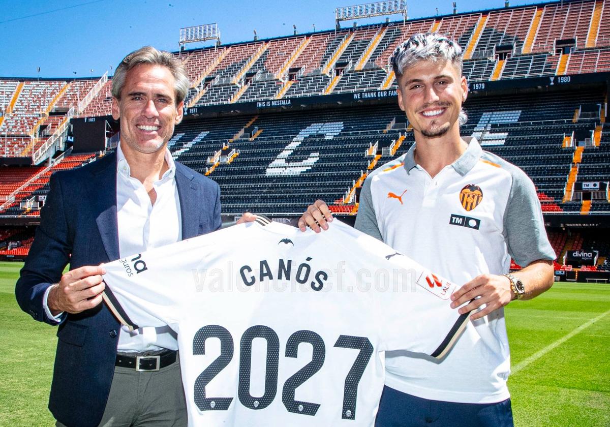 Sergi Canós, posando junto al director deportivo Miguel Ángel Corona.