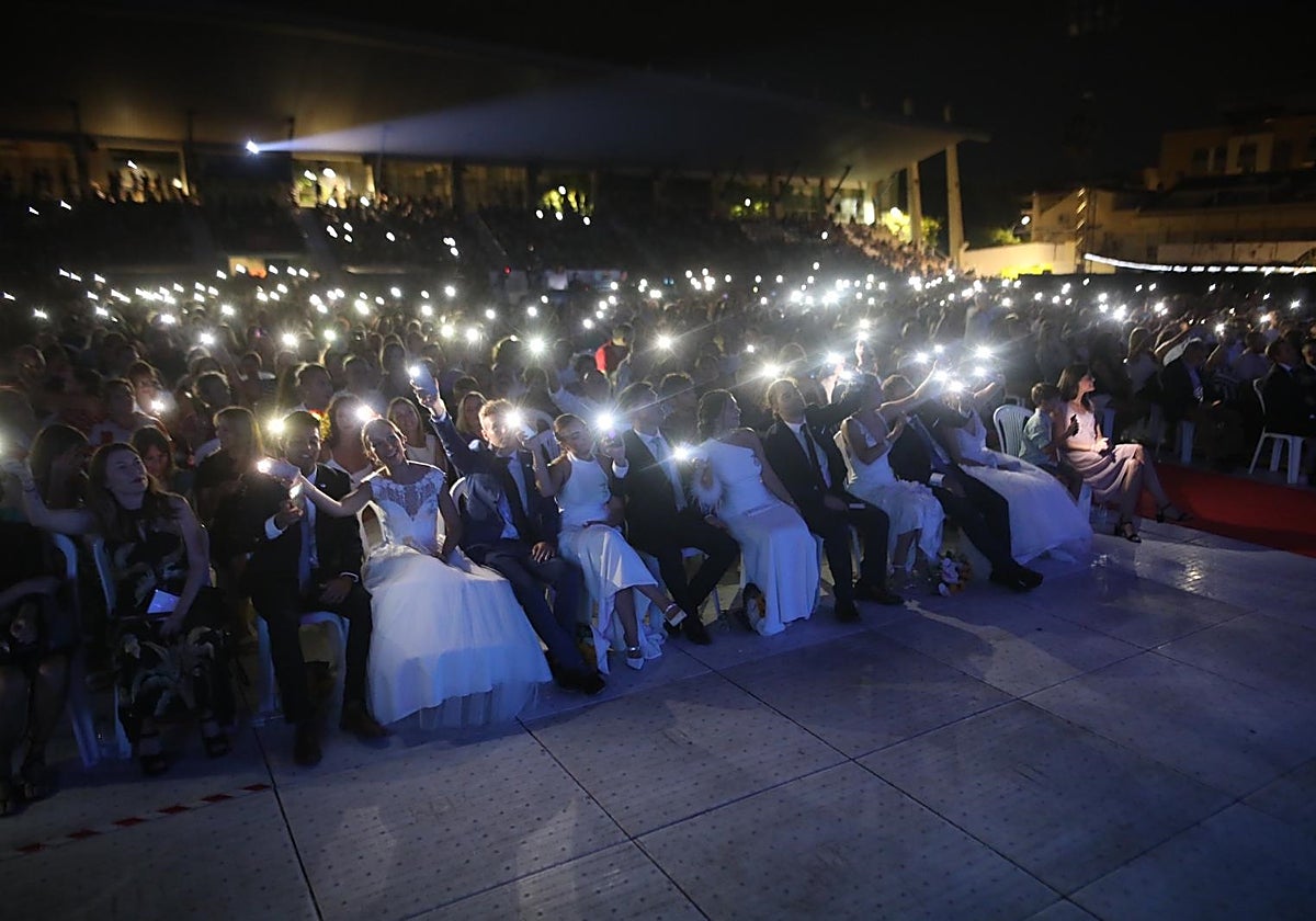 La Reina de la Fira y su corte de honor, en el acto de clausura de la Fira.