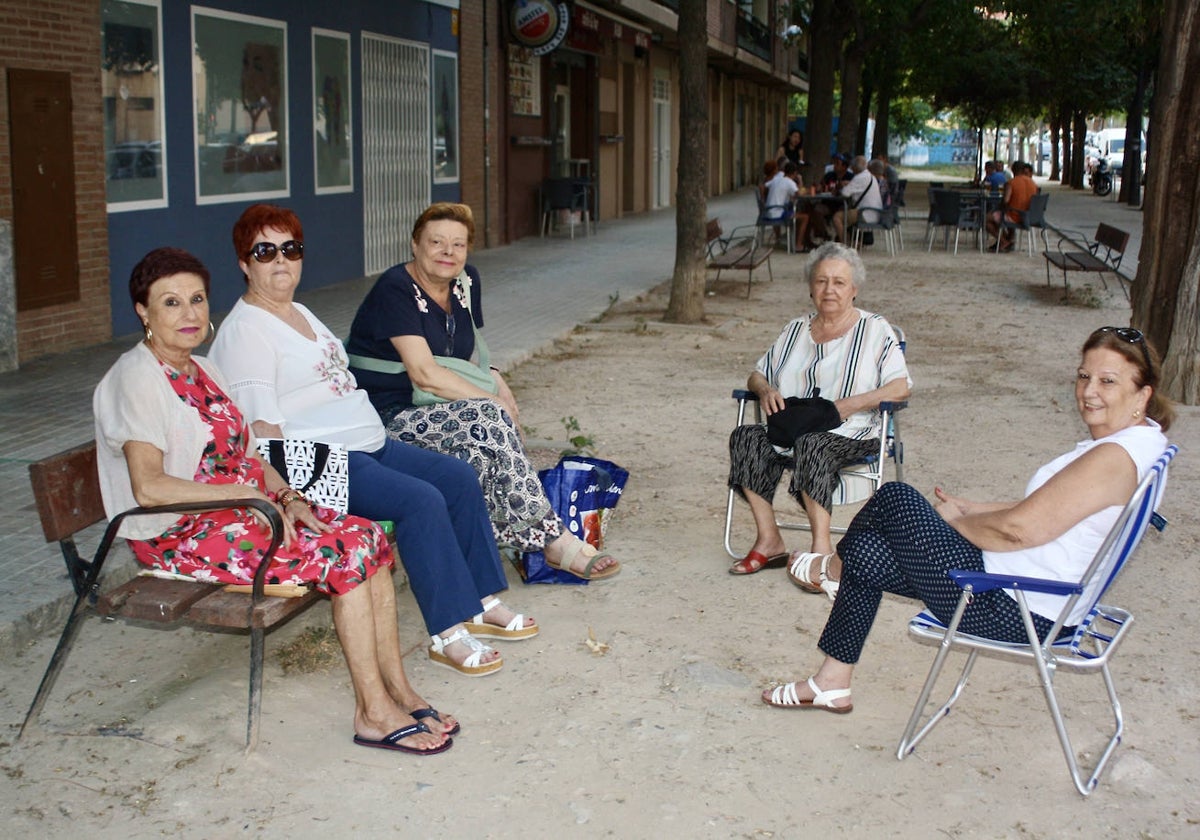 Mujeres reunidas en el barrio de Campanar