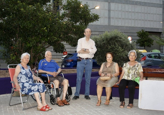 Amigos reunidos en el barrio de Campanar