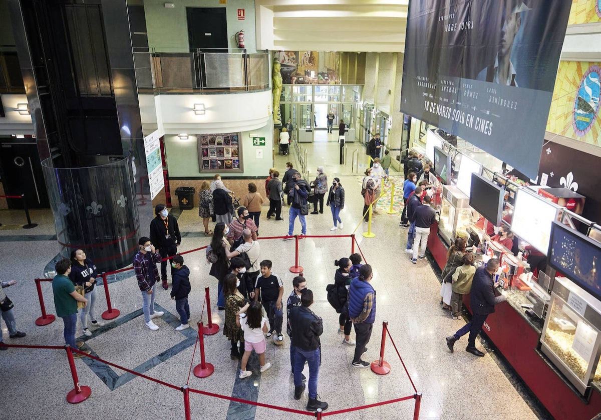 Cola de espectadores ante las taquillas de una sala de cine de Valencia.