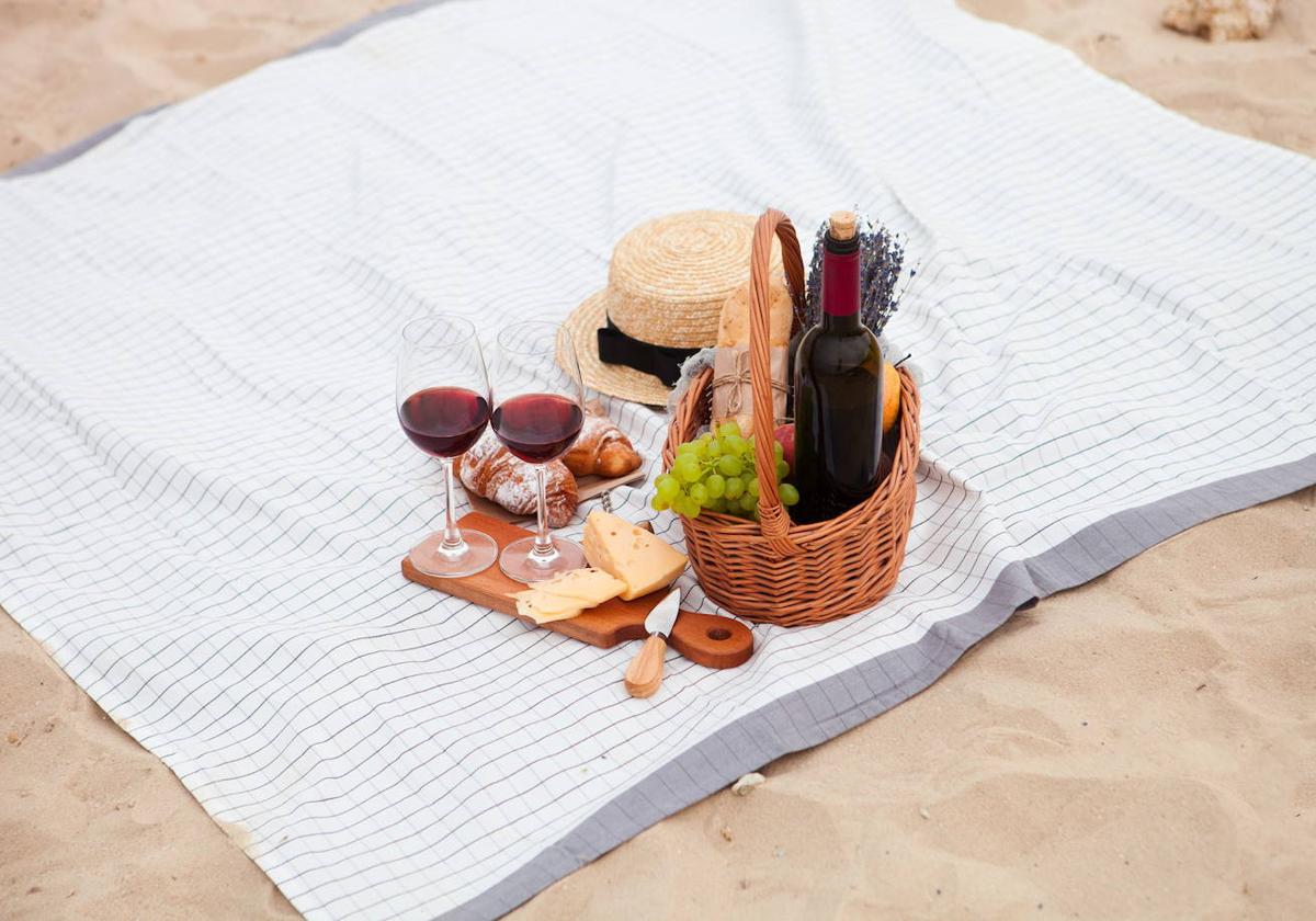 Elegir bien qué alimentos llevarte a un día de playa es fundamental para evitar sustos.