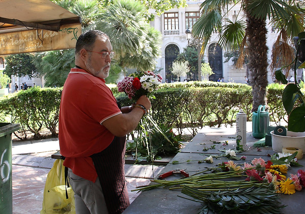 Manuel, florista del puesto número 6 en la plaza del Ayuntamiento de Valencia.