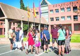 Algunos de los asistentes a la conselleria, junto a representantes sindicales.