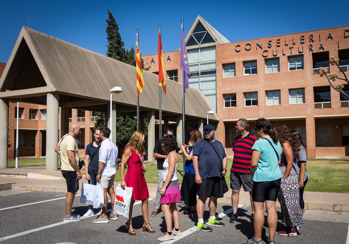 Sindicalistas y profesores afectados en la sede de Educación, el pasado martes.