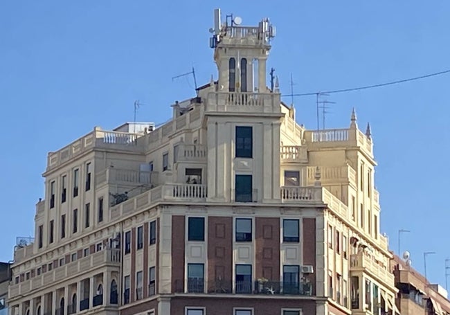 Detalle del edificio que coronaba elrótulo de Jabones Catalá.