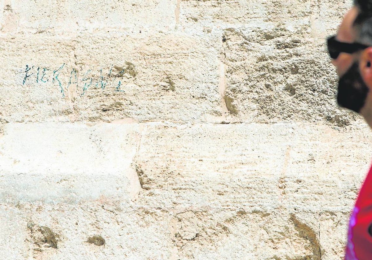 Un viandante observa la pintada en la fachada de la Catedral, este miércoles.