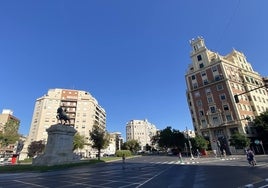 Esquina de la confluencia de San Vicente con Gran Vía de Ramón y Cajal, y la escultura de El Cid.