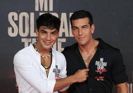 El actor Óscar Casas junto a su hermano y director del film 'Mi soledad tiene alas', Mario Casas