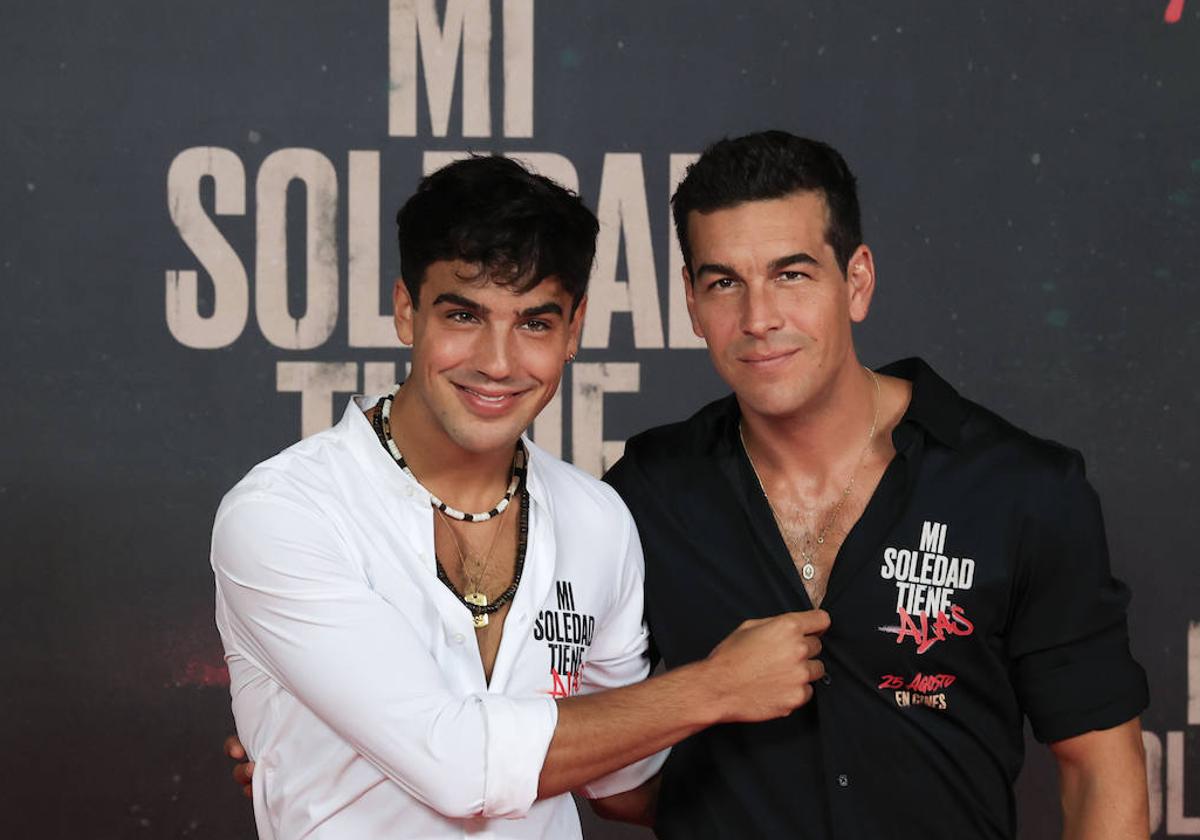 El actor Óscar Casas junto a su hermano y director del film 'Mi soledad tiene alas', Mario Casas