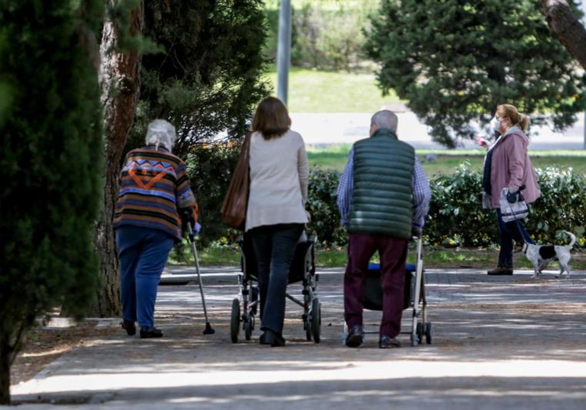 Personas dependientes en un parque, en una imagen de archivo.