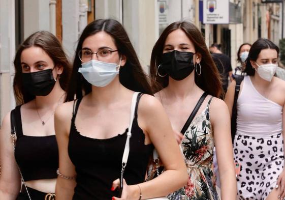 Cuatro jóvenes caminan por la calle
