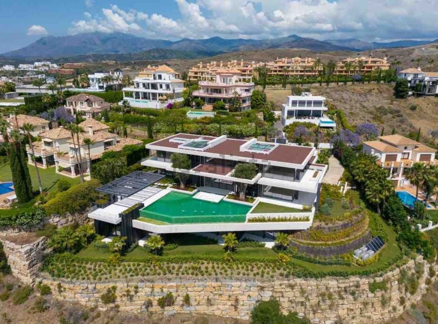 20.000.000 €. 12 habitaciones. Una lujosa mansión de primera línea de golf con 2.470 m2 construidos, parcela privada de 3.223 m2, disfrutando de impresionantes vistas al mar Mediterráneo y los verdes de Los Flamingos Golf