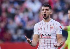 Rafa Mir, lamentándose, durante un partido con el Sevilla de la pasada temporada.